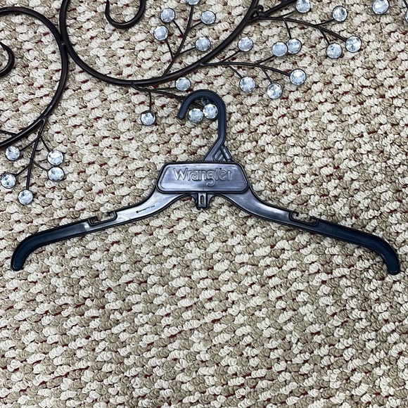 🏇WRANGLER Vintage Shirt Hangers Heavy Duty Plastic Full Size Run 17-pc Set - Picture 3 of 6